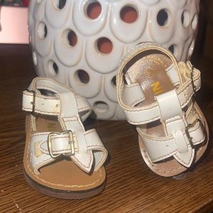 Baby girl 1.5 white sandles with buckles ❤️ free with purchase over $50!
